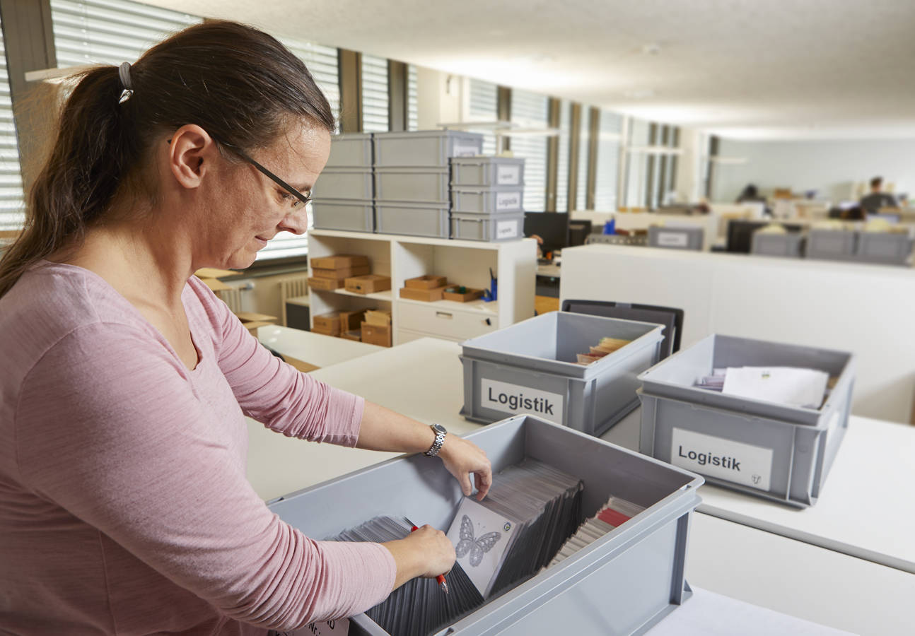 Wir garantieren eine speditive und qualitativ hochwertige Verarbeitung. Unsere Mitarbeitenden sorgen dafür, dass jeder Handgriff sitzt und überprüfen auf Wunsch zusätzlich das Produkt auf seine einwandfreie Qualität.