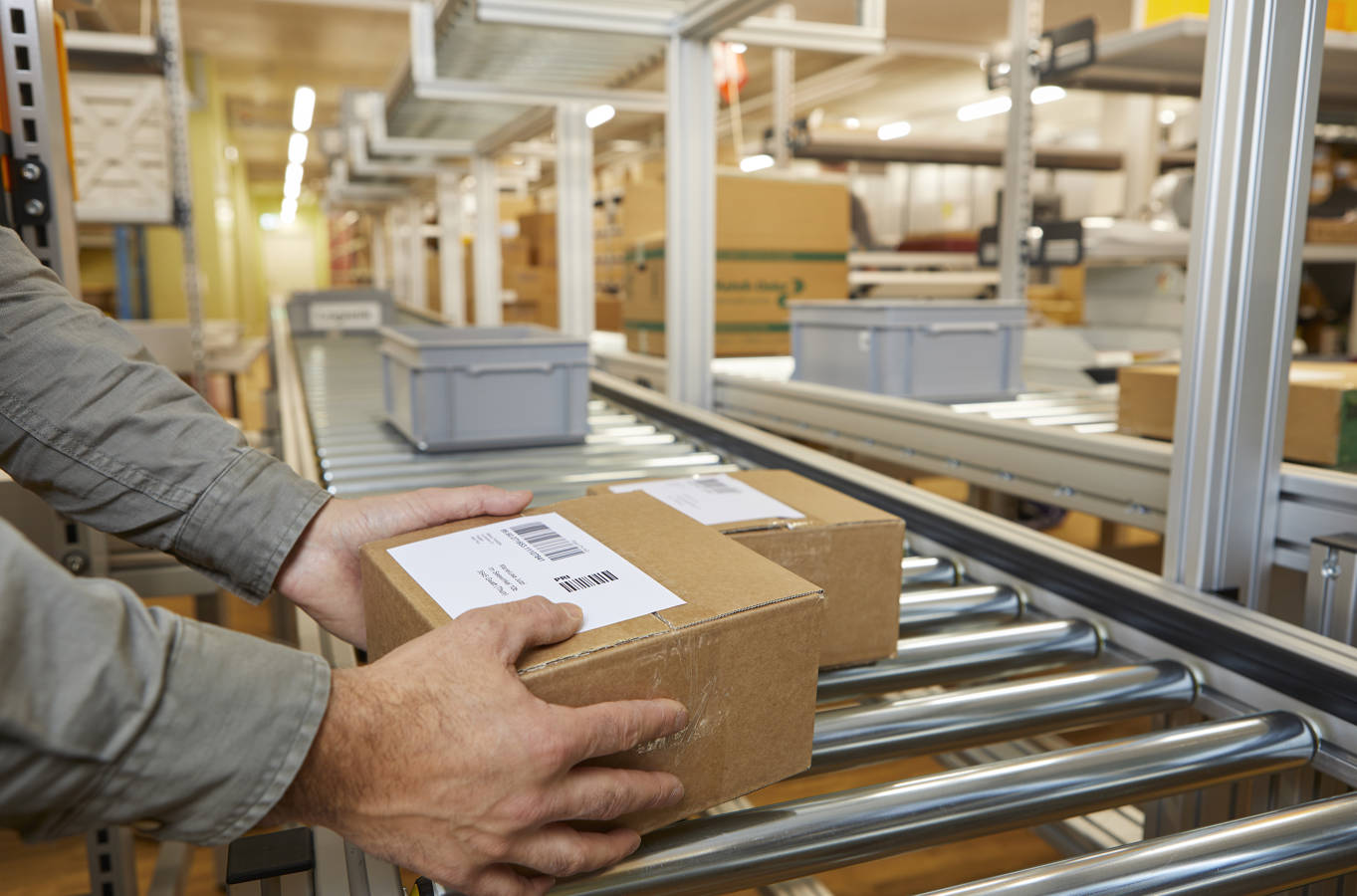 Wir liefern Briefe und Pakete im Inland und ins Ausland und übernehmen Transporte mit unseren Partnern.