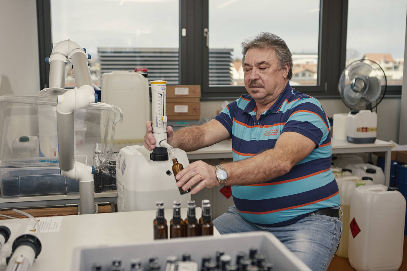 Wir garantieren eine speditive und qualitativ hochwertige Verarbeitung. Unsere Mitarbeitenden sorgen dafür, dass jeder Handgriff sitzt und überprüfen auf Wunsch zusätzlich das Produkt auf seine einwandfreie Qualität.