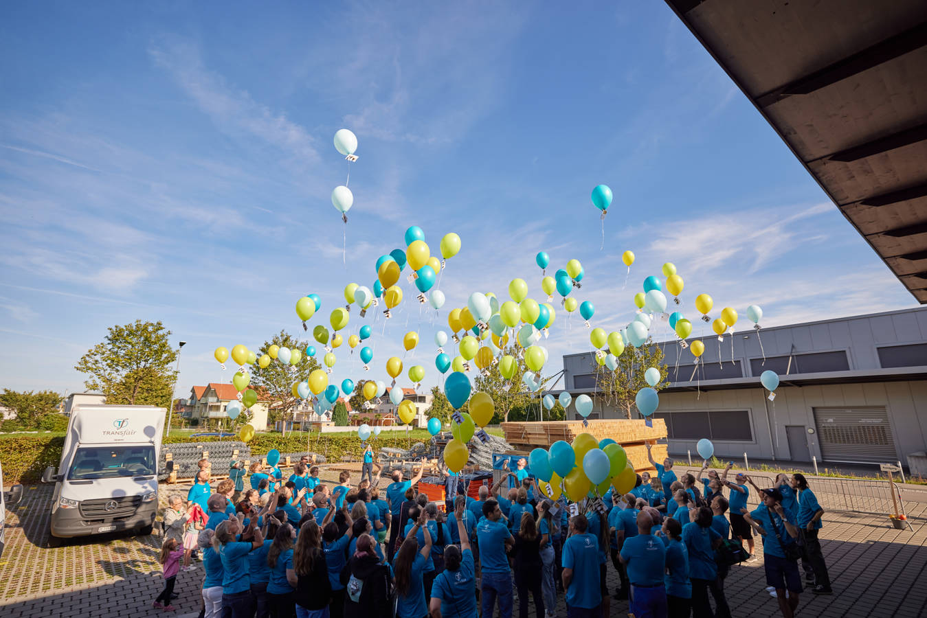 Beim Tag der offenen Tür liessen die Mitarbeitenden gemeinsam Ballone fliegen.
